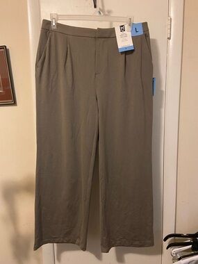 Wide-Leg Trousers in Olive by